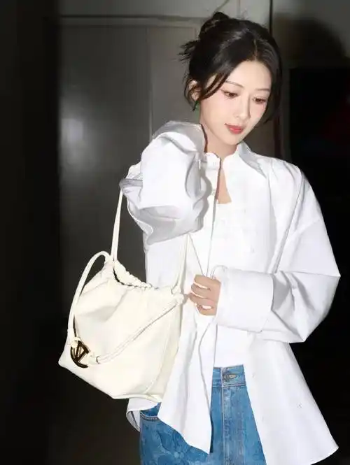 原创杨紫又瘦了路人生图曝光尖下巴抢眼穿牛仔裙现竹竿腿终于惊艳