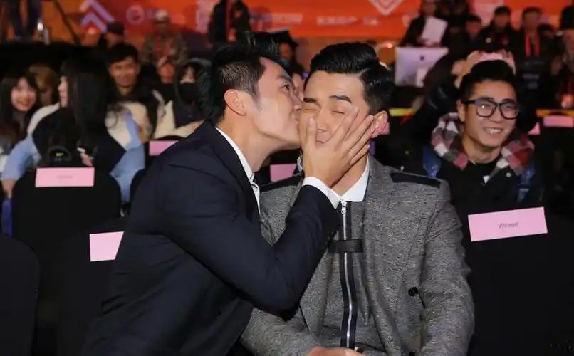 李晨陈赫基情四射 大玩亲脸游戏