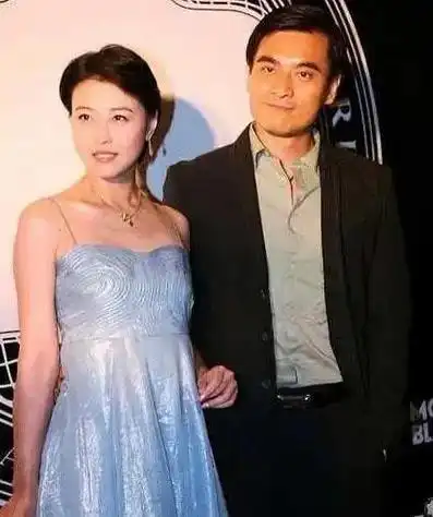 再之后周海媚就遇到了相爱 12 年的建筑师男友.