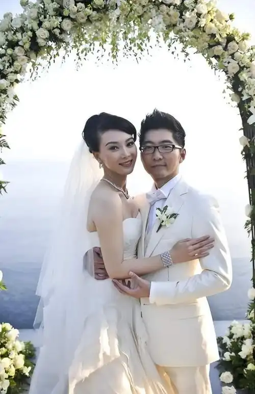 陈数和老公喝酒庆祝14周年,亲密挽住对方肩膀,脸色红润好幸福