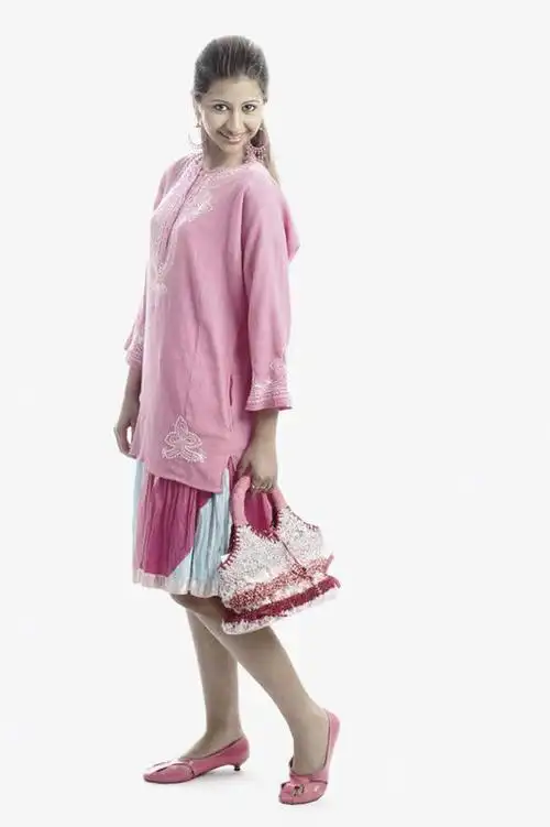 一个人,站,笑,微笑,露齿笑,竖图,室内,白天,白色背景,正面,裙子,亚洲