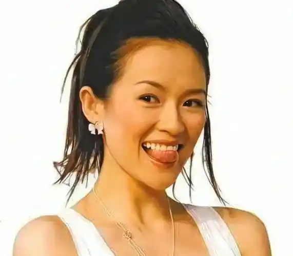 买超和章子怡都爱吐舌头,也都步入婚姻,但这两者的差距非常大_张嘉倪