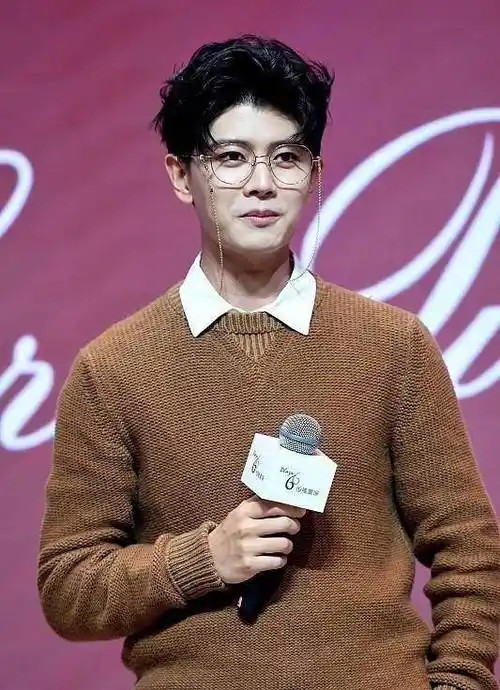 原创原创帅气奶爸任嘉伦戴眼镜显儒雅反穿毛衣挺有型魅力尽显