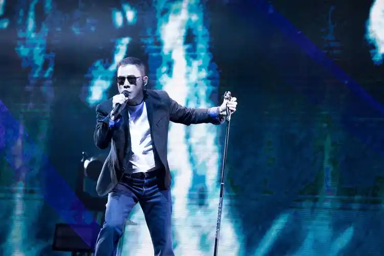 罗大佑澳门站演唱会举行 与歌迷共度65岁生日