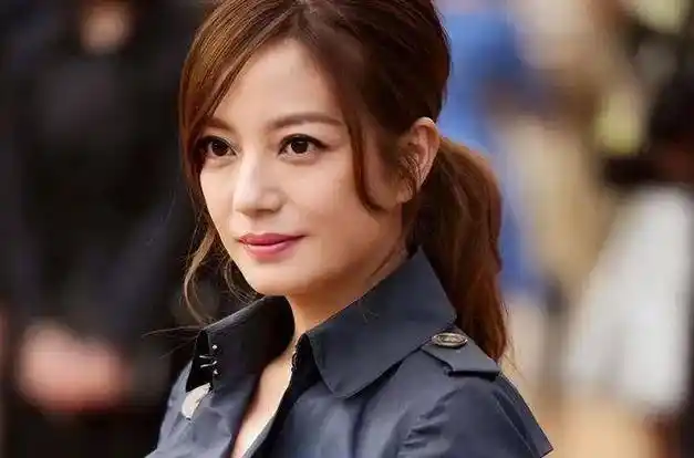 被封杀后消失了一年多,再看她现状,47岁的她后悔了吗?_赵薇_事业_事件