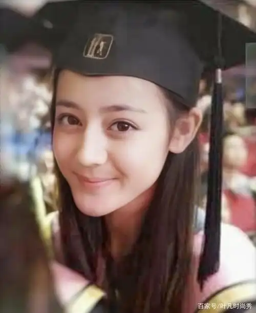 迪丽热巴出道前旧照曝光,少女时青涩甜美,如今化身性感妩媚女神