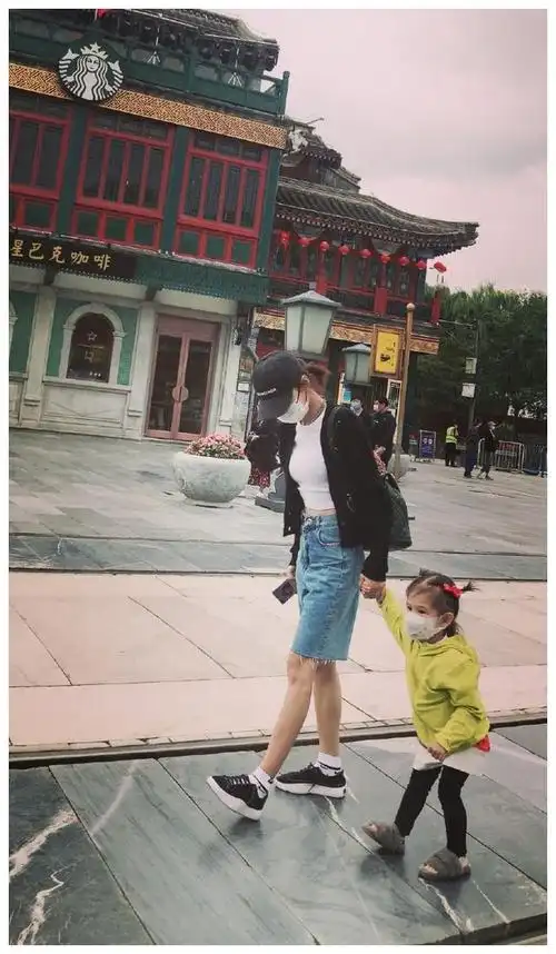 曹云金前妻唐菀晒女儿近照,两岁小sugar长高变萌,已会独立行走