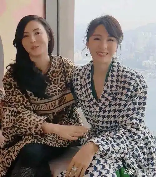 当42岁张柏芝跟51岁黎姿站在一起,形同姐妹,气质不分伯仲之间吧!