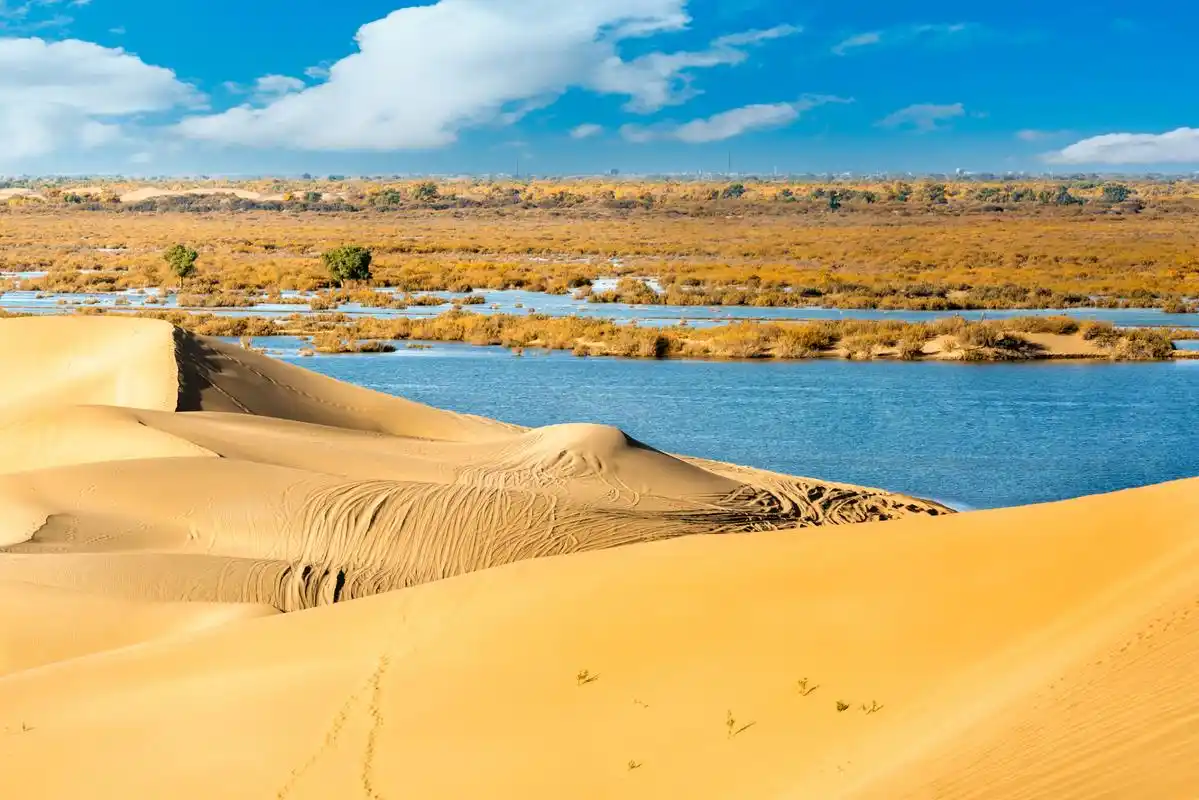很难想象,去沙漠旅游还能遇到洪水,内蒙古阿拉善盟阿拉善左旗巴润别立