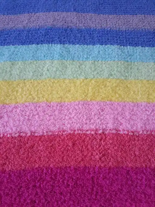 [巧手diy]刚织好的珊瑚绒彩虹毯
