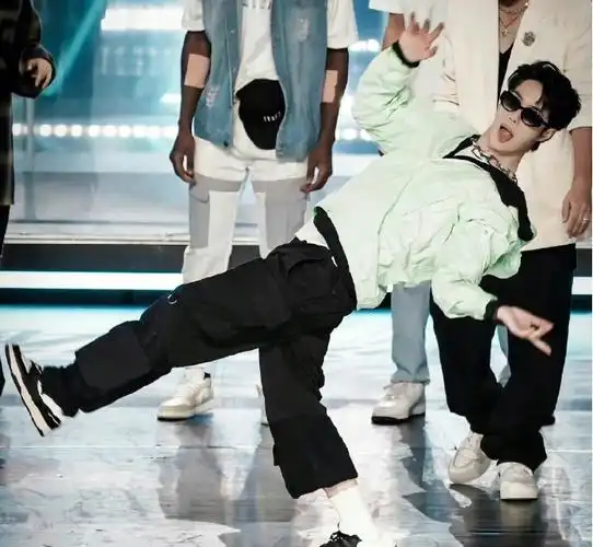 王一博获年度综艺名场面top1##王一博超话##王一博滑板运动推广大使