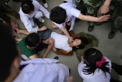 4月20日,医务人员在宝盛乡为一名昏迷伤者施行急救.