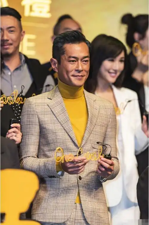 刘嘉玲出席活动身材比例超好 古天乐向华强等出镜