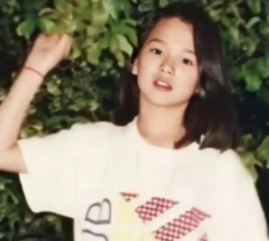 宋慧乔小时候,长得和现在一点也不像啊,那个时候打扮还挺潮[三哈]