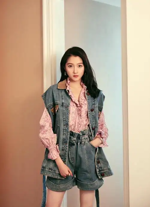 关晓彤男粉送香菜花黑白配高腰裙显高白色波点长袜复古