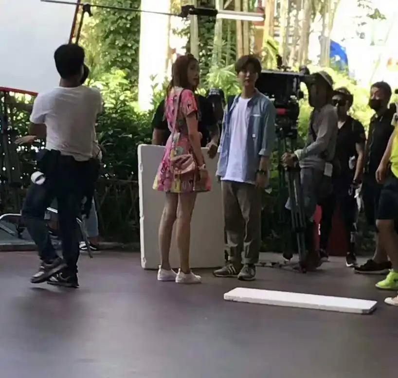 鹿晗关晓彤公布恋情 跑男晚会电视剧牵的红线?