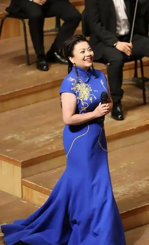 张也带病彩排素颜苍白憔悴穿碎花衫如农家奶奶跟舞台上差很多