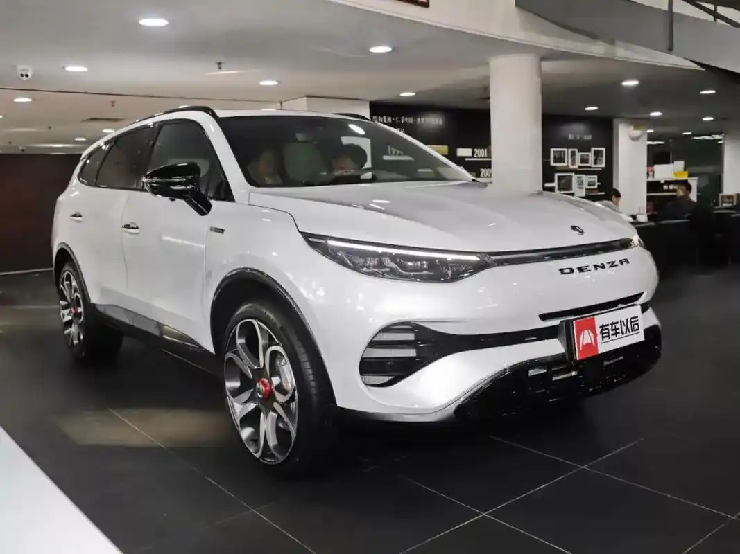 腾势x是脱胎于比亚迪唐dm,因此在车身轮廓上有着唐dm的影子,而在整体