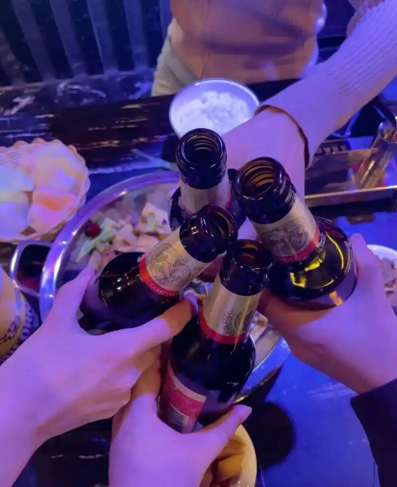 几天前公司聚会,酒后去ktv唱歌  部门领导刚拿起麦克风唱歌,刚唱几句