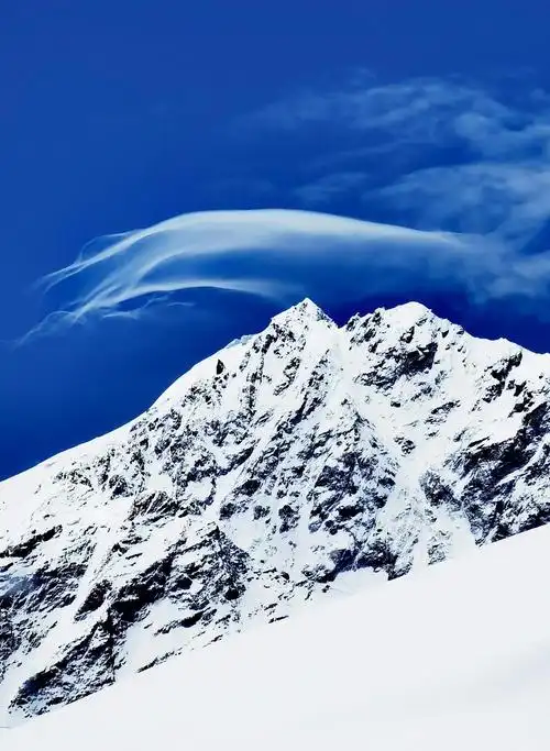 西藏希夏邦马雪山