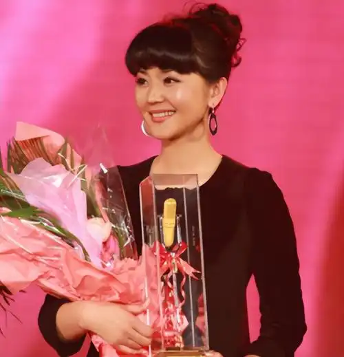 央视一姐方琼的消失是整个主持界的悲哀和损失