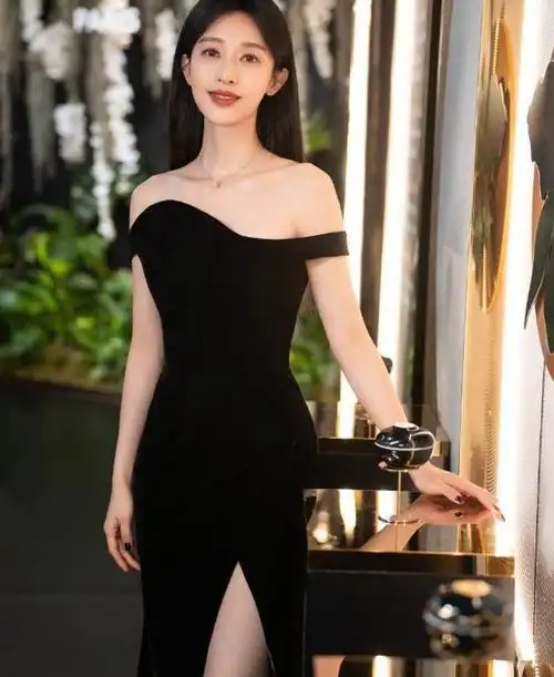 女神张俪晒抹胸高开叉长裙写真大秀香肩美腿成熟韵味十足