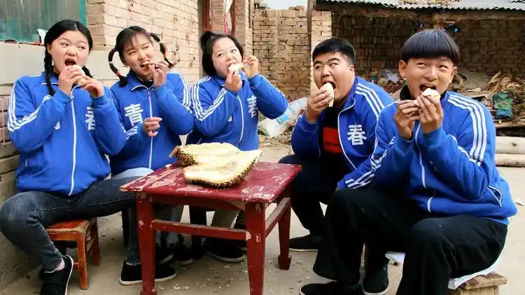 欢欢的童年:欢欢去叫小伙伴一起分享榴莲,闻着臭的水果,真好吃