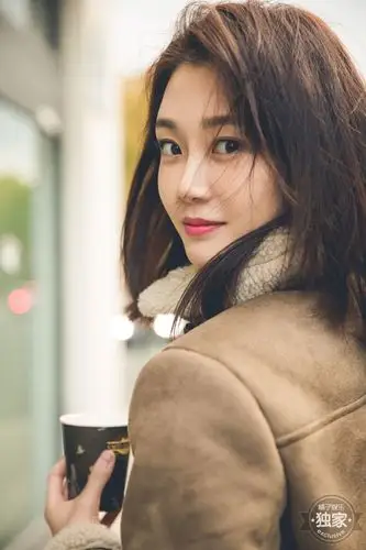 苗苗巴黎街拍曝光 迎风而笑温暖治愈