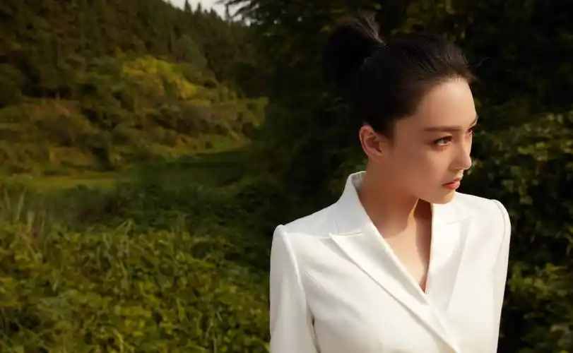 张馨予非常适合这样白色的西装,而且也很喜欢这身白色西装.