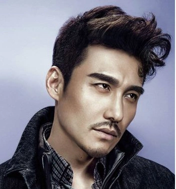 胡兵的飞机头像一个机车男友.