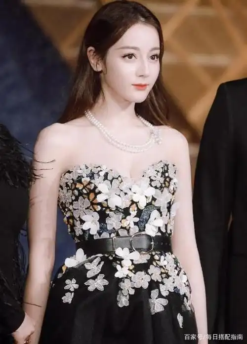 迪丽热巴的红毯"进化史":她是如何成长为"红毯女王"的?