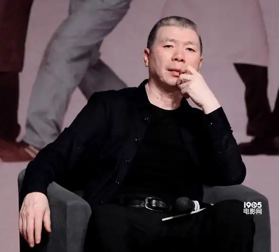 63岁冯小刚近照曝光,身材圆润明显发福,现身派对喝到满脸通红_华谊