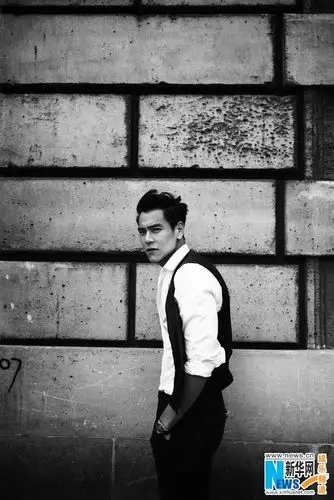 彭于晏巴黎街拍秀坚毅侧颜释放熟男荷尔蒙