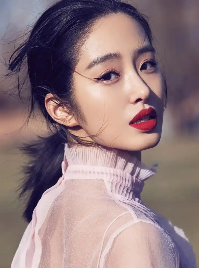 冯女郎杨采钰魅惑红唇时尚杂志封面图片