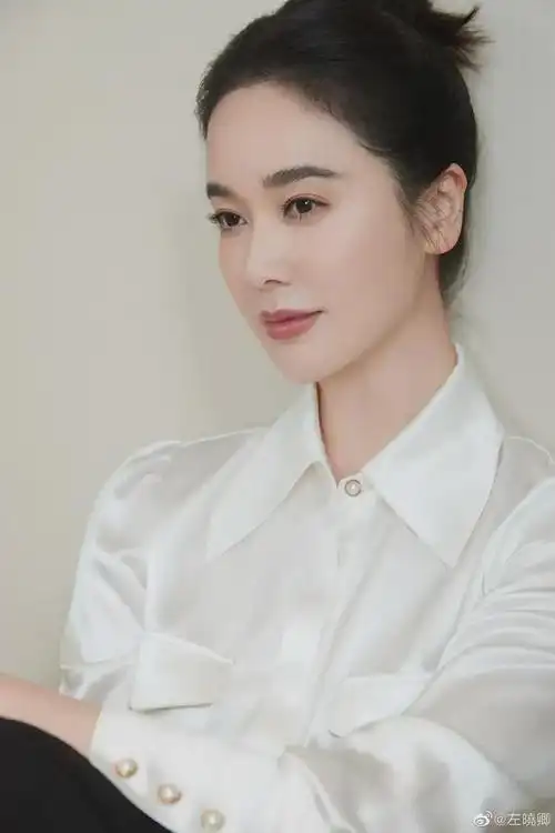 45岁左小青美得惊艳无比真不像奔五的人像个30岁出头的小姑娘