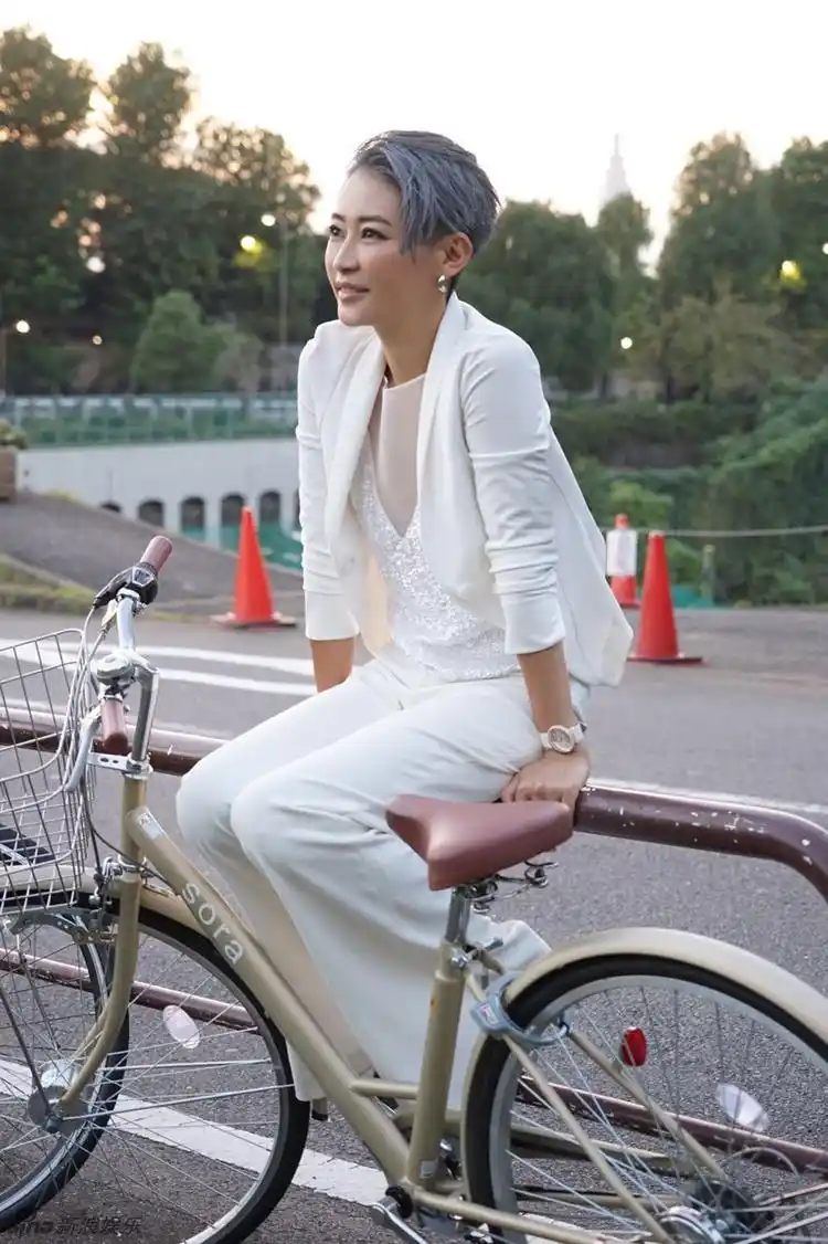 组图:梁静管虎东京甜蜜街拍 牵手秀恩爱羡煞人_高清图集_新浪网