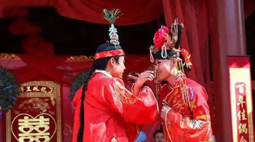 农村结婚拜堂喊礼词 新婚拜堂的四言八句