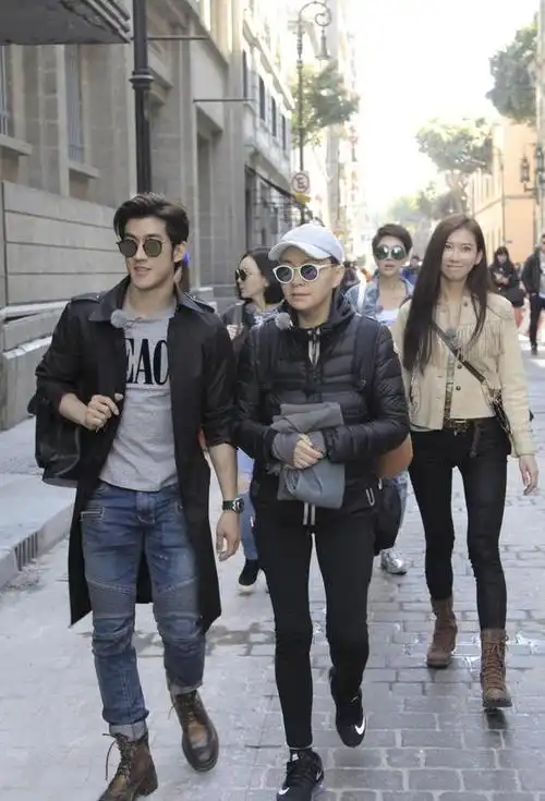 李治廷的妻子比他小五岁,而且都是混血儿.