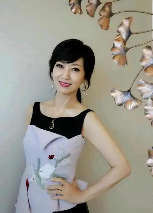 白娘子赵雅芝近照曝光穿高跟鞋跑步妆容精致皮肤白到发光