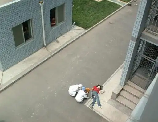 人大女生跳楼 自杀原因引发很多学生猜测(组图)