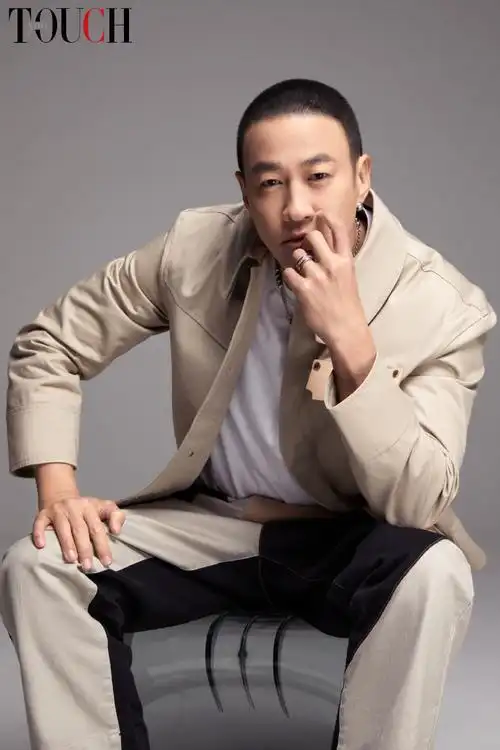 何润东寸头花衬衫造型##何润东封面大片状态