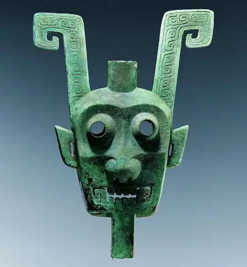 02双面神人青铜面具商代伏鸟双尾青铜虎是存世最大的先秦时期青铜虎