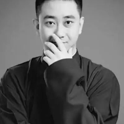 王自健,80后相声的传承者,他师承侯耀文老师, 评书师从评书名家马增祥