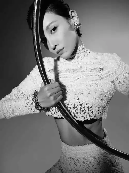 大片#张蓝心最新黑白大片曝光,黑白色调尽显质感,短发造型酷飒十足