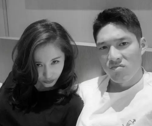 王子文与男友深情对望宣告慢慢来戴价值16万的项链太奢华