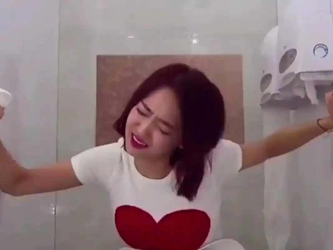 原来美女也会放屁,还是双响屁