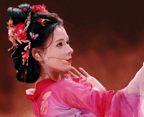 第一位翻车的姐姐是演员张予曦,她一上场,绝美容颜,红色古装破碎感