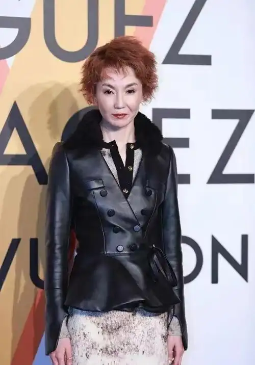 从这张照片,我们猜测张曼玉过的幸福吗?