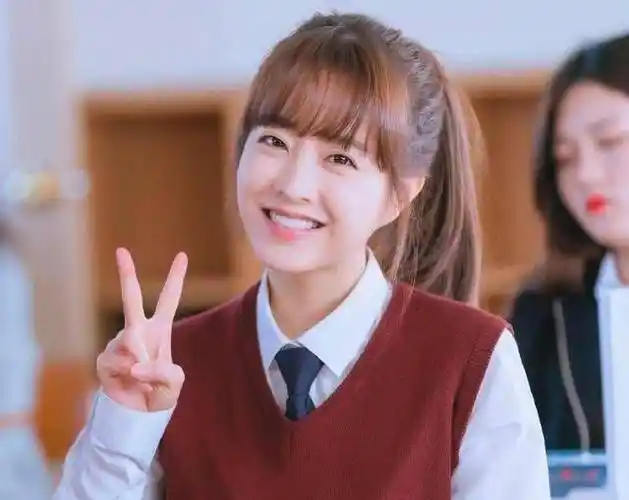 16岁合作李敏镐,出道15年稚气未减,31岁朴宝英凭学生装扮获赞_观众