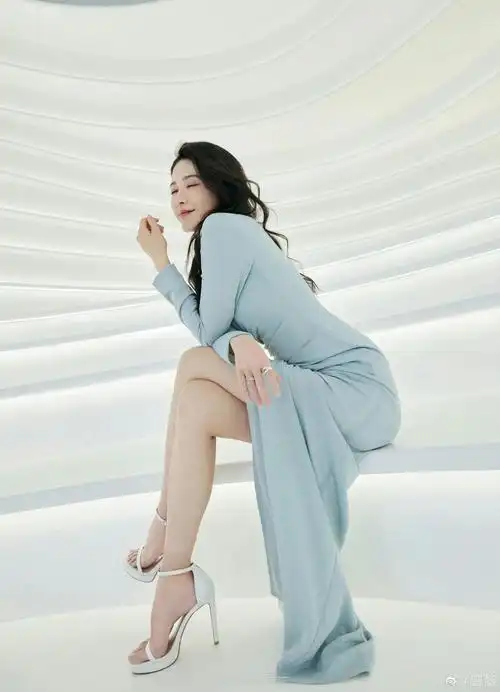 曾黎,无疑是那抹独一无二的颜如玉,在《男才女貌》的荧幕上,她绽放了